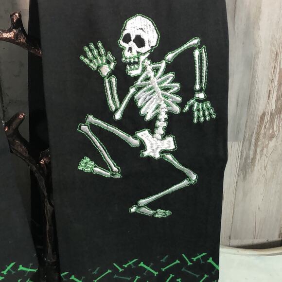 NWT Halloween Party Table Set with Dancing Skeletons - 8 Placemats and 2 Towels - Picture 2 of 7